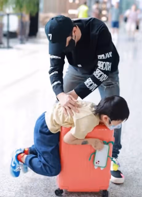 黃曉明帶兒子出遊,小海綿摔倒五官像媽媽,細節引網友吐槽baby