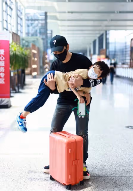 黃曉明帶兒子出遊,小海綿摔倒五官像媽媽,細節引網友吐槽baby