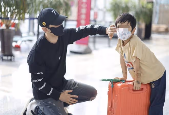 黃曉明帶兒子出遊,小海綿摔倒五官像媽媽,細節引網友吐槽baby