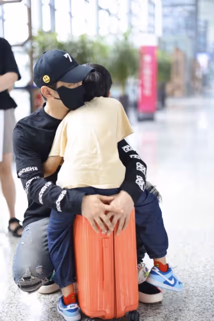 黃曉明帶兒子出遊，小海綿摔倒五官像媽媽，細節引網友吐槽baby