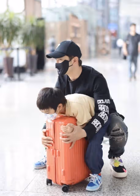 黃曉明帶兒子出遊，小海綿摔倒五官像媽媽，細節引網友吐槽baby