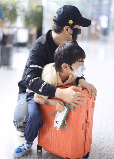 黃曉明帶兒子出遊，小海綿摔倒五官像媽媽，細節引網友吐槽baby