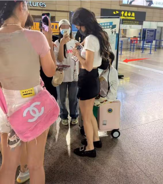 黃曉明帶小海綿現身機場,過度曝光兒子惹爭議,被網友質疑擺拍