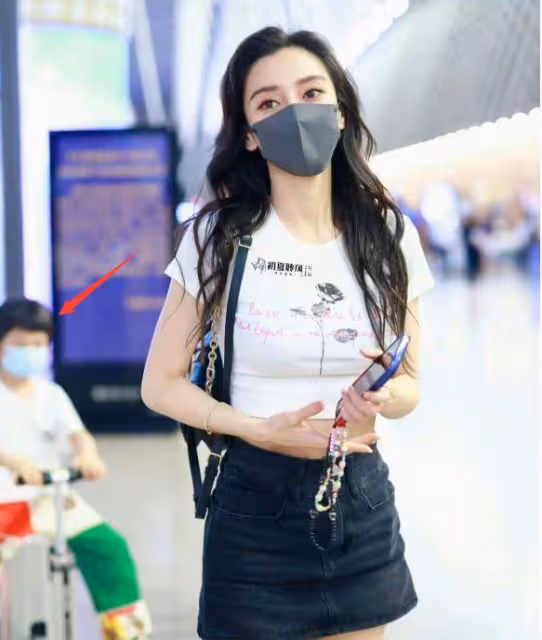黃曉明帶小海綿現身機場,過度曝光兒子惹爭議,被網友質疑擺拍