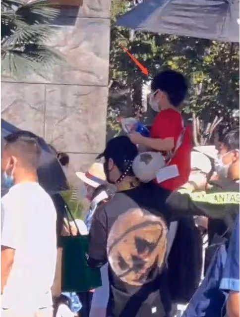 黃曉明帶小海綿現身機場,過度曝光兒子惹爭議,被網友質疑擺拍