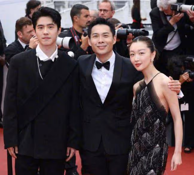 劉昊然打籃球再次被拍,鬍子拉碴模樣頹廢,近照被指像素人