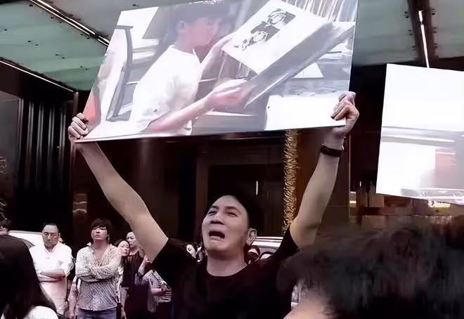 林生斌和2婚妻子罕現身!穿萬元鞋、背萬元包,不受公司倒閉影響