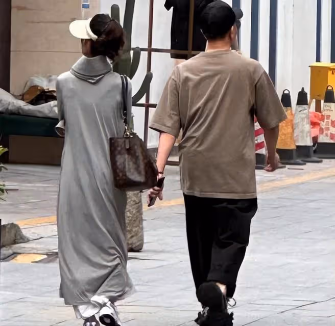 林生斌和2婚妻子罕現身!穿萬元鞋、背萬元包,不受公司倒閉影響