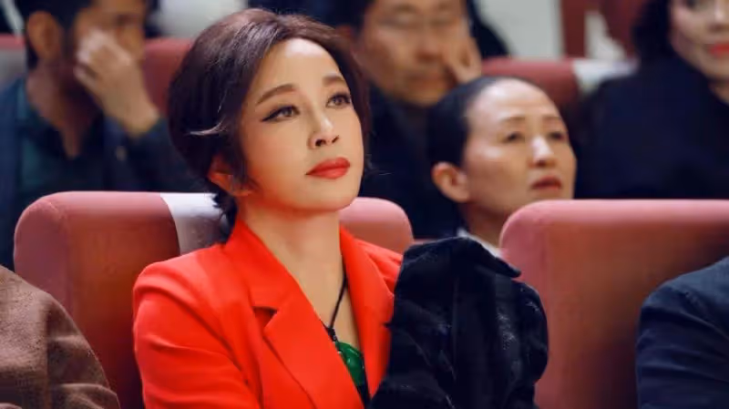 4段婚姻，71歲依舊無兒無女的劉曉慶，最終活成了自己的「女皇」