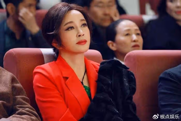 4段婚姻,71歲依舊無兒無女的劉曉慶,最終活成了自己的「女皇」