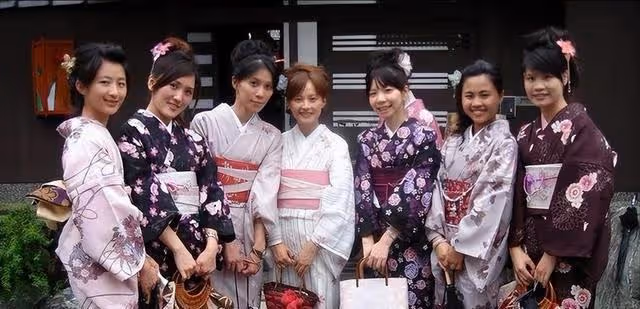 井川里予背後的媚日文化,正在蠶食00後的三觀