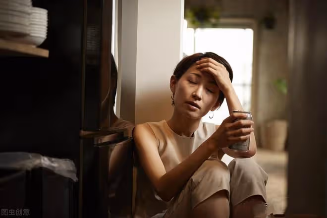 丈夫每月工資10000，給父母3500，給弟弟2500，不給兒子900學費