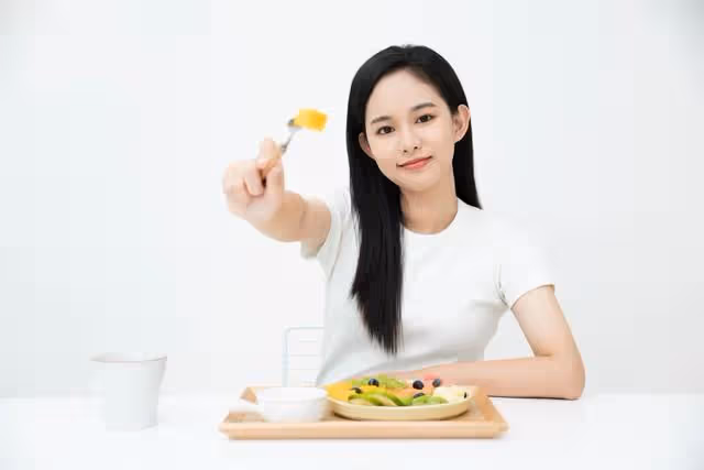 在婆家待了五天,臨走前一晚掀了飯桌,妻子怒斥:這年你們自己過