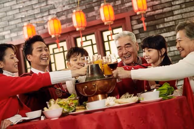 在婆家待了五天,臨走前一晚掀了飯桌,妻子怒斥:這年你們自己過
