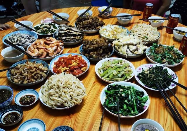 在婆家待了五天,臨走前一晚掀了飯桌,妻子怒斥:這年你們自己過