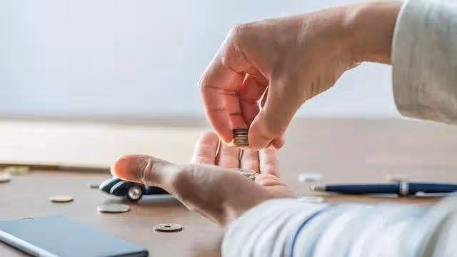 兄弟向我借五萬,我沒回復,第二天發現妻子把錢轉給他了