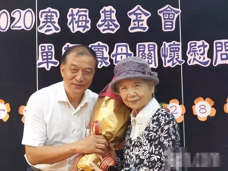 堅持行善49年!85歲守寡嬤「捐1千萬建基金會」幫助了528位單親媽媽,每年「丈夫忌日隔天必捐款」:化悲傷為祝福