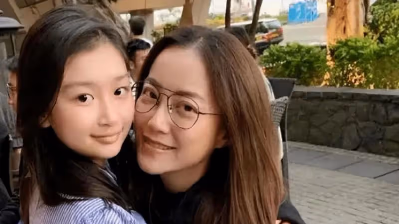陪伴謝霆鋒28年，39歲未婚先孕生下女兒，謝霆鋒直言養你們一輩子