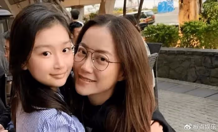 陪伴謝霆鋒28年,39歲未婚先孕生下女兒,謝霆鋒直言養你們一輩子