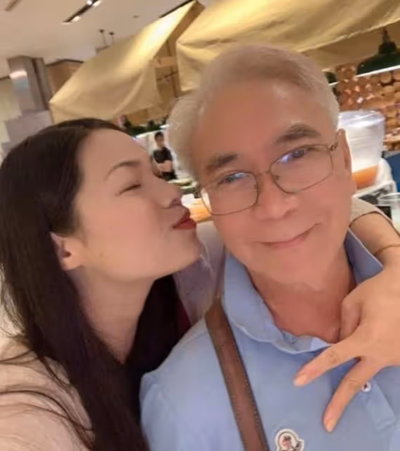 甜蜜！72歲港星攜36歲未婚妻出席活動，當眾放閃直呼對方可愛豬豬