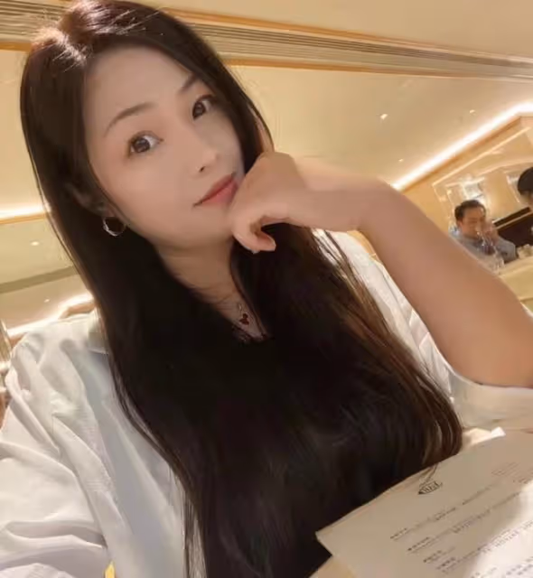 甜蜜！72歲港星攜36歲未婚妻出席活動，當眾放閃直呼對方可愛豬豬
