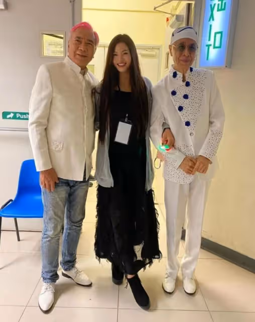 甜蜜！72歲港星攜36歲未婚妻出席活動，當眾放閃直呼對方可愛豬豬