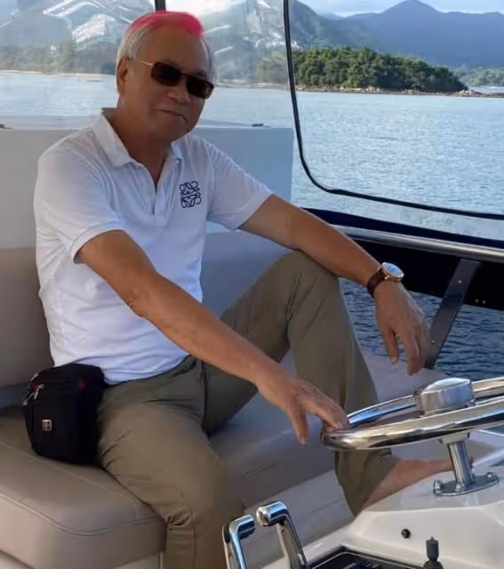 甜蜜！72歲港星攜36歲未婚妻出席活動，當眾放閃直呼對方可愛豬豬