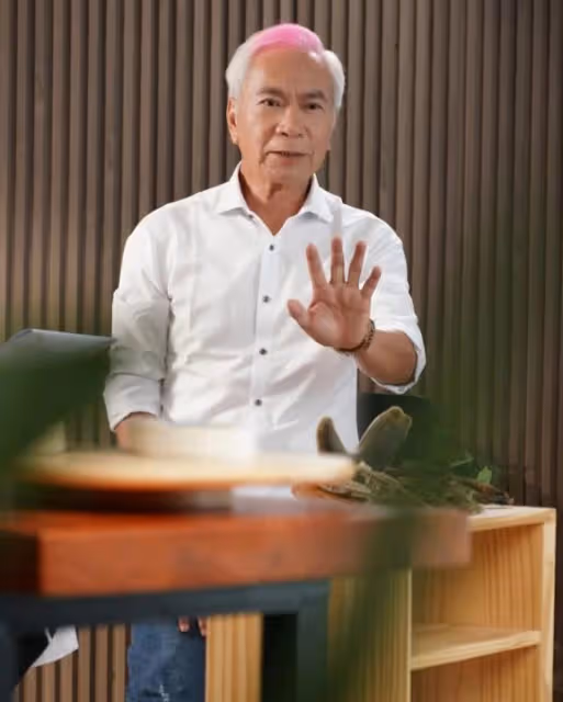 甜蜜！72歲港星攜36歲未婚妻出席活動，當眾放閃直呼對方可愛豬豬