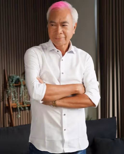 甜蜜！72歲港星攜36歲未婚妻出席活動，當眾放閃直呼對方可愛豬豬