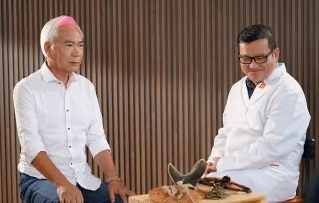 甜蜜！72歲港星攜36歲未婚妻出席活動，當眾放閃直呼對方可愛豬豬