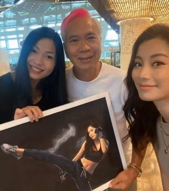 甜蜜!72歲港星攜36歲未婚妻出席活動,當眾放閃直呼對方可愛豬豬
