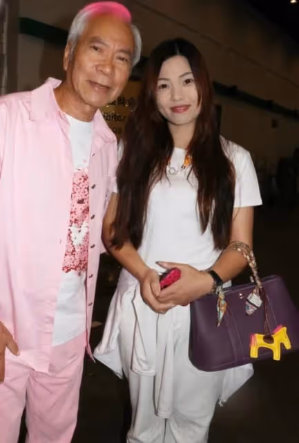 甜蜜!72歲港星攜36歲未婚妻出席活動,當眾放閃直呼對方可愛豬豬