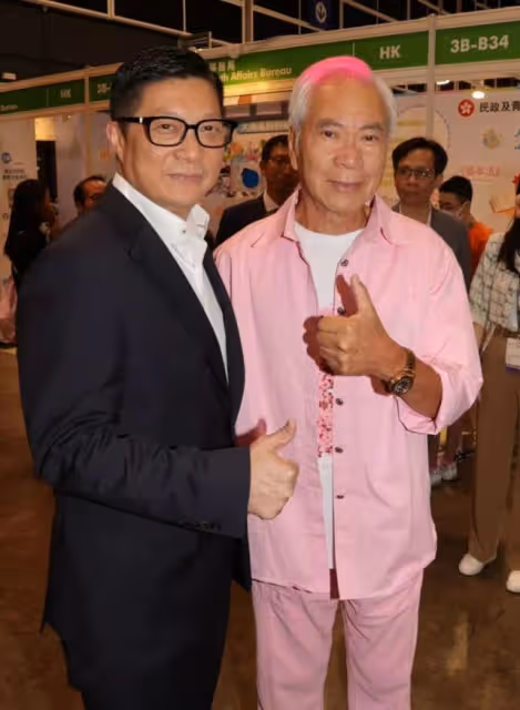 甜蜜!72歲港星攜36歲未婚妻出席活動,當眾放閃直呼對方可愛豬豬
