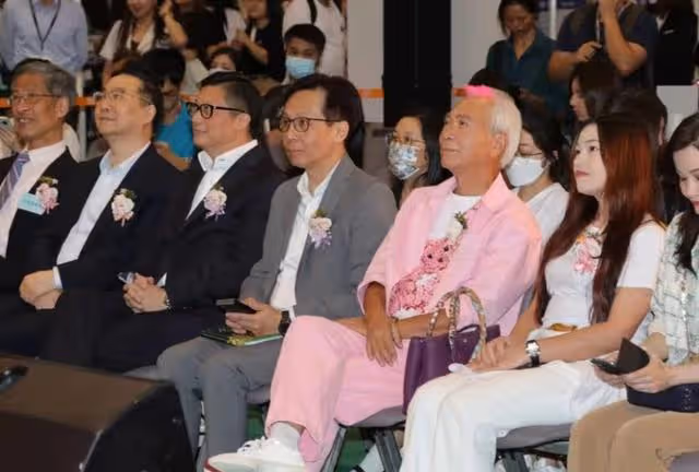 甜蜜!72歲港星攜36歲未婚妻出席活動,當眾放閃直呼對方可愛豬豬