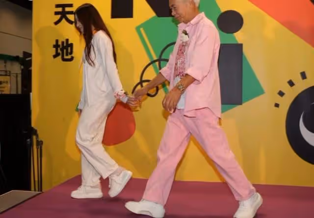 甜蜜!72歲港星攜36歲未婚妻出席活動,當眾放閃直呼對方可愛豬豬