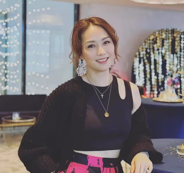 香港知名女星宣布復出,狀態凍齡身材無走樣,嫁美食大亨婚姻幸福