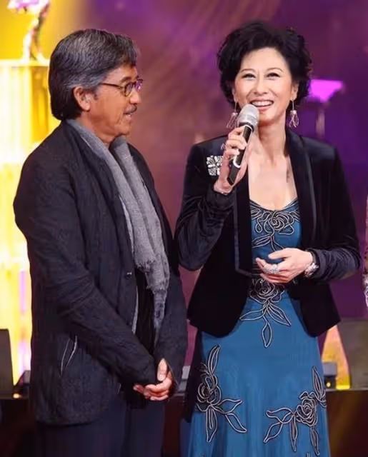 向林青霞學習打扮,發現頭髮帶卷、穿衣微露性感,真美