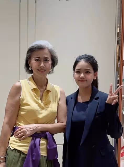 向林青霞學習打扮,發現頭髮帶卷、穿衣微露性感,真美