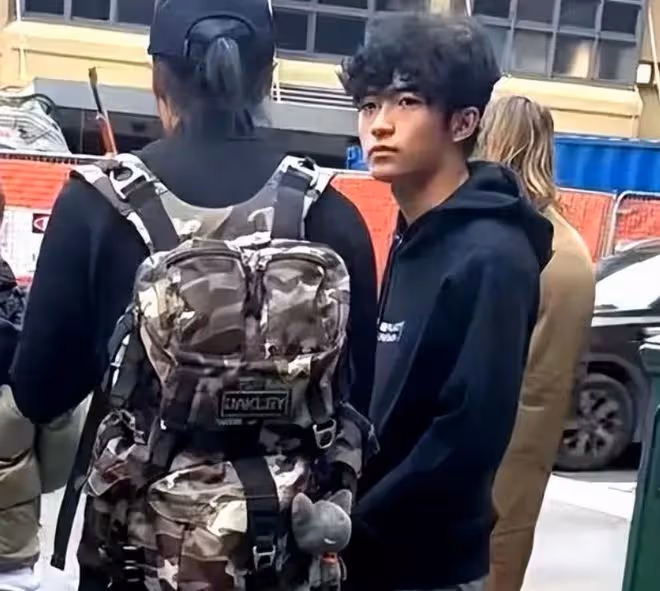 張柏芝赴澳洲疑見謝霆鋒,前夫與長子在當地度假!比剪刀手心情好