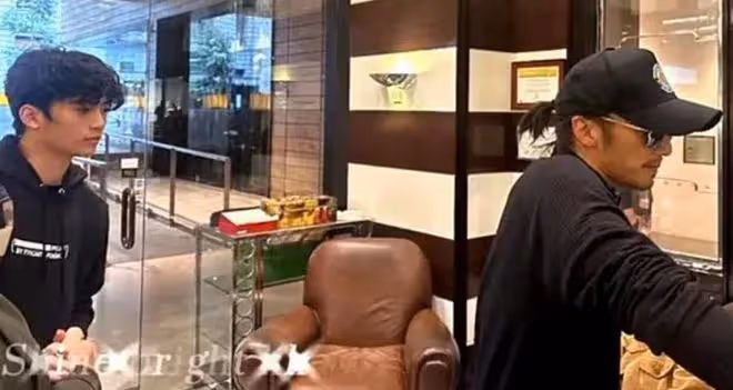 張柏芝赴澳洲疑見謝霆鋒,前夫與長子在當地度假!比剪刀手心情好