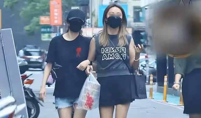 安以軒消失500多天後首現身：好友攙扶她到醫院，變得憔悴且虛弱