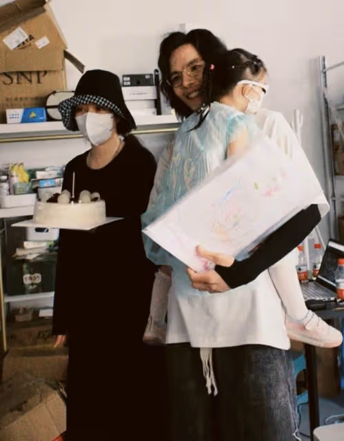 向佐曬全家福，獲郭碧婷和兒女探班驚喜慶生，工作場地亂得像倉庫