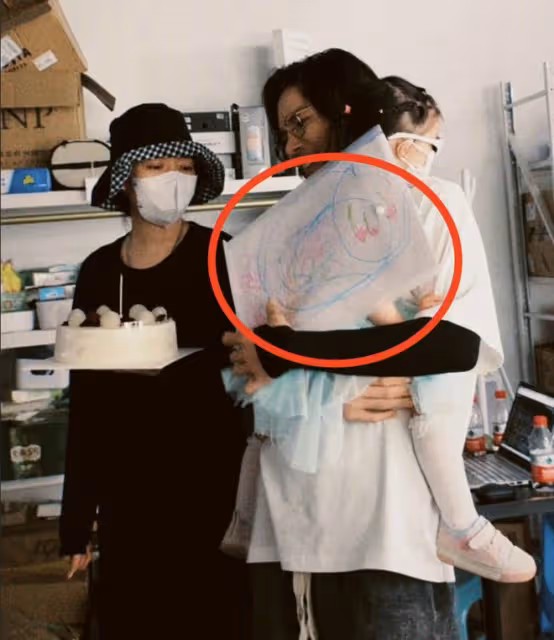 向佐曬全家福，獲郭碧婷和兒女探班驚喜慶生，工作場地亂得像倉庫