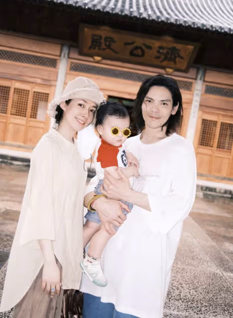 向佐曬全家福，獲郭碧婷和兒女探班驚喜慶生，工作場地亂得像倉庫
