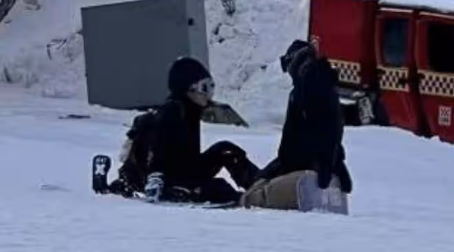 張柏芝謝霆鋒一家澳洲團聚！謝霆鋒跪地教兒子滑雪，保護兒子超暖