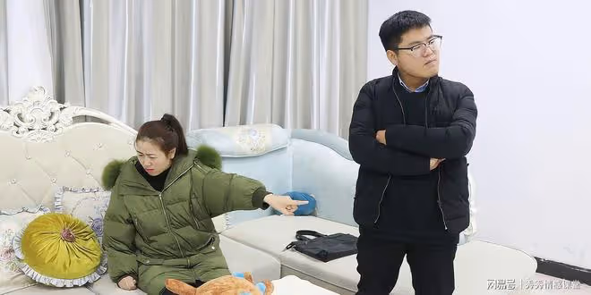 故事:小姑子送我2萬的金手鐲,婆婆和老公阻攔,我砸了家