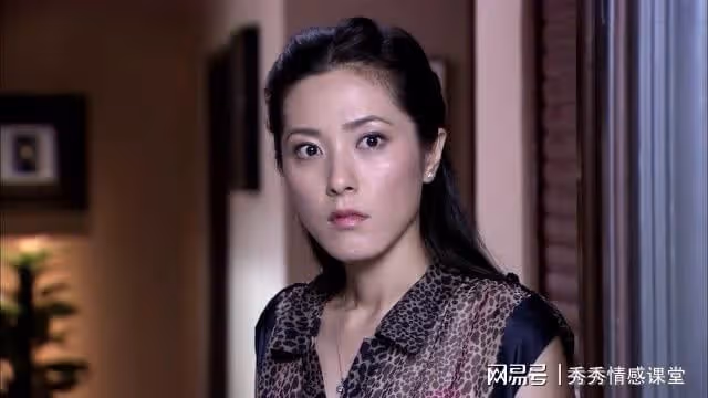 故事:小姑子送我2萬的金手鐲,婆婆和老公阻攔,我砸了家