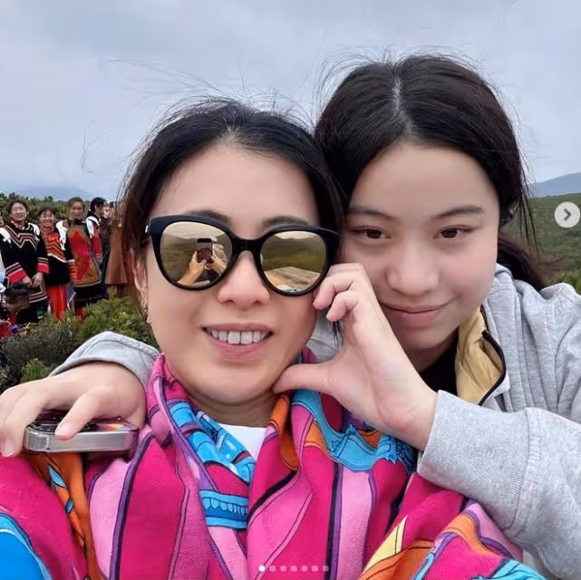 甘比和女兒劉秀樺向大涼山捐款1800萬,穿上彝族衣服接受頒獎
