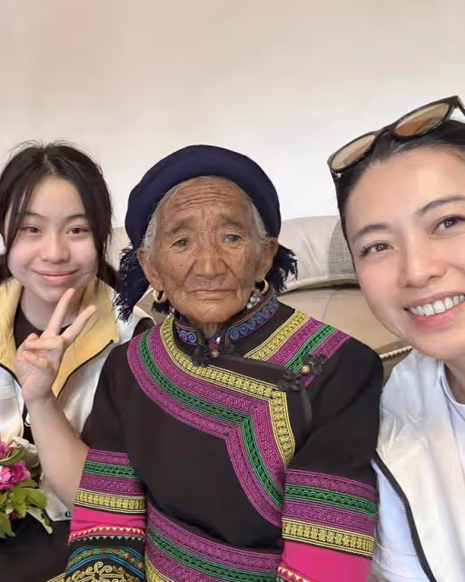 甘比和女兒劉秀樺向大涼山捐款1800萬,穿上彝族衣服接受頒獎