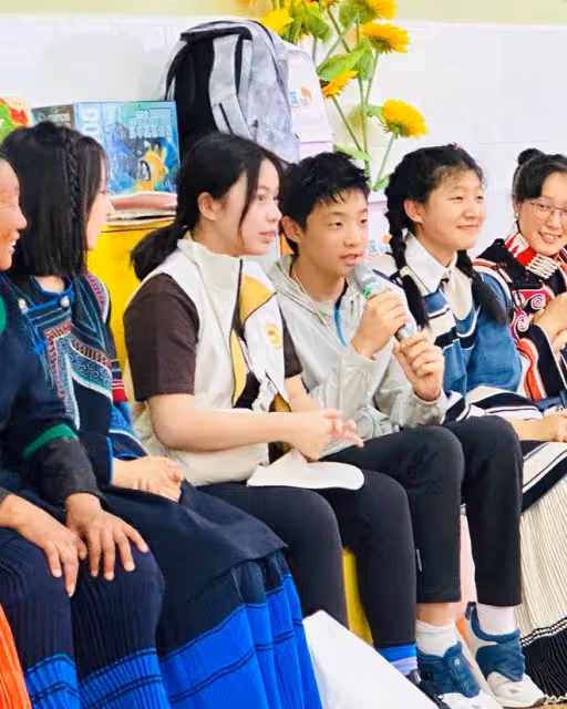 甘比和女兒劉秀樺向大涼山捐款1800萬,穿上彝族衣服接受頒獎